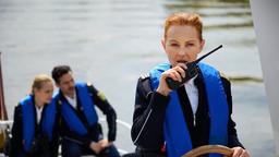 ARD WAPO ELBE FOLGE 3, "Von Lachsen und Leichen", am Dienstag (28.02.23) um 18:50 Uhr im ERSTEN. Maike Junghans (Carina Wiese, r.) ist mit Jana Macourek (h.l.) und Moritz Kretschmär (Ferdi Özten, h.r.) auf der Elbe im Einsatz.