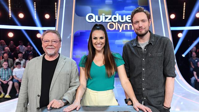  Moderatorin Esther Sedlaczek (M.) mit den Kandidaten des Teams "Fröhlich": Jürgen von der Lippe (l.) und Bastian Bielendorfer (r.), beide Komiker