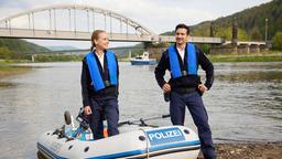 Jana (Barbara Prakopenka, l.) und Moritz (Ferdi Özten, r.) überwachen die Wiederansiedlung von Lachsen in der Elbregion.