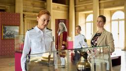 Maike (Carina Wiese, l.) und Jana (Barbara Prakopenka, M.) sprechen mit der Museumsdirektorin Dr. Beate Reimer (Julia Jäger, r.). Für Maike wird der Fall eine Reise in die Vergangenheit.