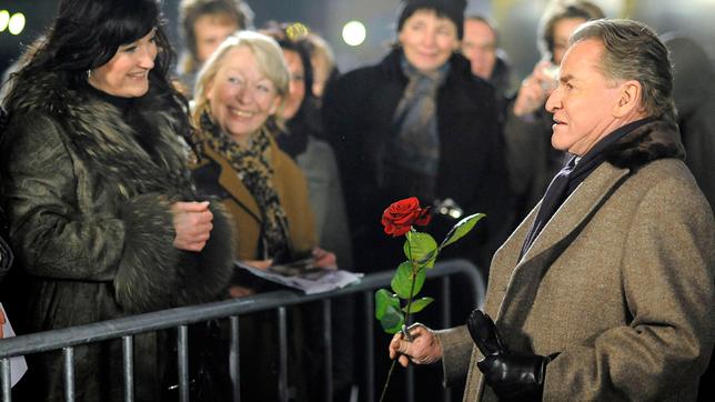 Als altgedienter TV-Kommissar ist Peter Lindburg (Fritz Wepper) bei seinen zumeist weiblichen Fans nach wie vor beliebt.