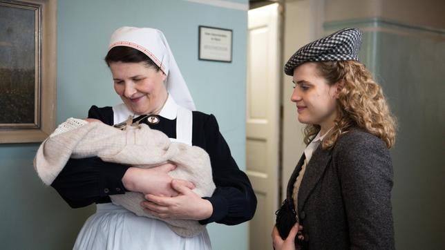 Anni (Mala Emde) tritt ihren Dienst an, Schwester Käthe (Susanne Böwe) passt auf ihre Tochter Karin auf.