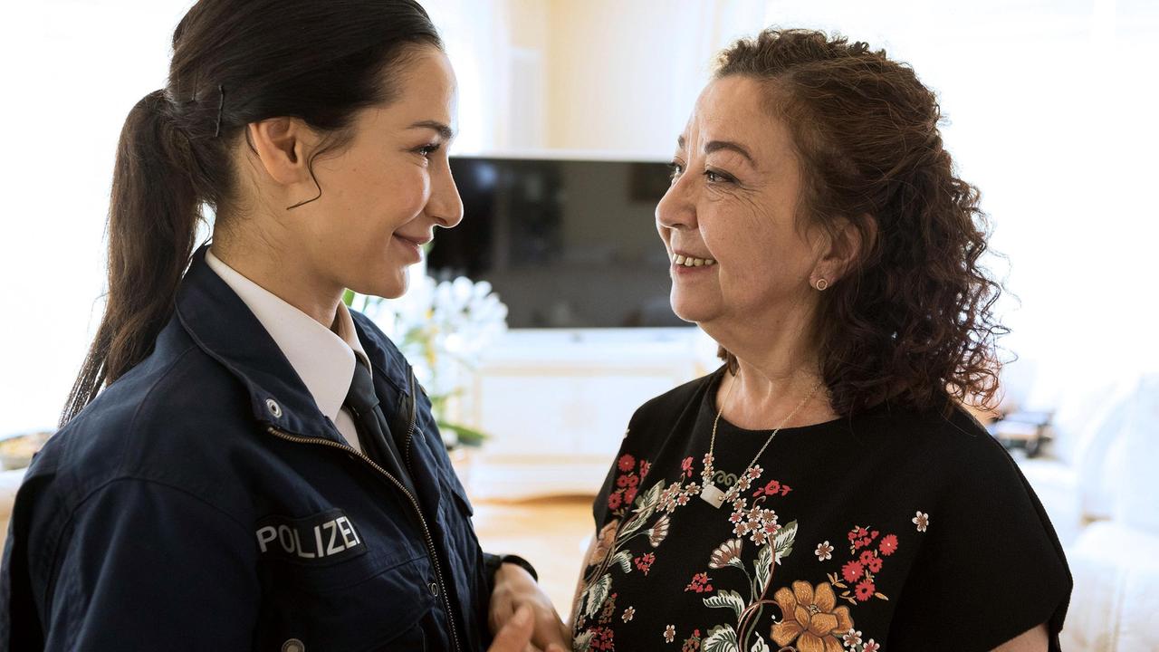 Arda (Yasemin Cetinkaya), verabschiedet sich von ihrer Mutter Esin (Lilay Huser). Heute ist ihr erster Tag bei der Wasserschutzpolizei.