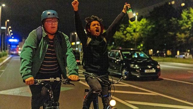 Berauscht von ihrer spontanen Aktion fahren Jannik (Lorenzo Germeno, li.) und Tai (Anh Khoa Trần) durch die Berliner Nacht: Sie haben den Direktor ihrer Schule in seiner Wohnung eingesperrt und fühlen sich als Könige der Welt.