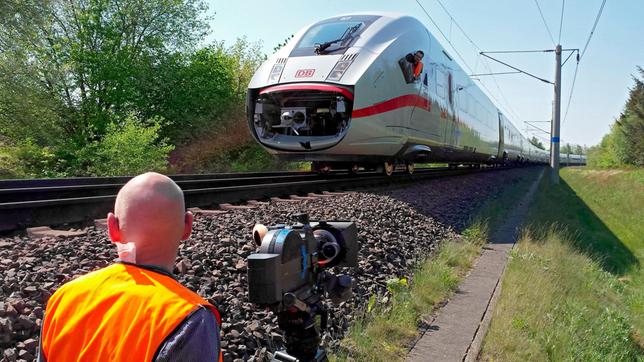 Der ICE wird auf der Teststrecke in Wilderath auf alle Funktionen geprüft.