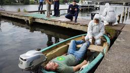 Der Mitbewohner eines alternativen Wohnprojekts wird tot in einem Ruderboot aufgefunden. Jasmin Sayed (Sesede Terziyan, 2.v.li.), Wolf Malletzke (Christoph Grunert, 3.v.li.) und Fahri Celik (Hassan Akkouch, 4.v.li.) mit der Spusi am Ort der Leichenbergung.