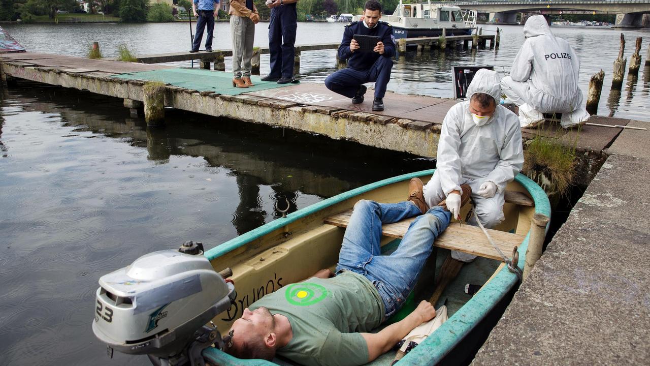 Der Mitbewohner eines alternativen Wohnprojekts wird tot in einem Ruderboot aufgefunden. Jasmin Sayed (Sesede Terziyan, 2.v.li.), Wolf Malletzke (Christoph Grunert, 3.v.li.) und Fahri Celik (Hassan Akkouch, 4.v.li.) mit der Spusi am Ort der Leichenbergung.