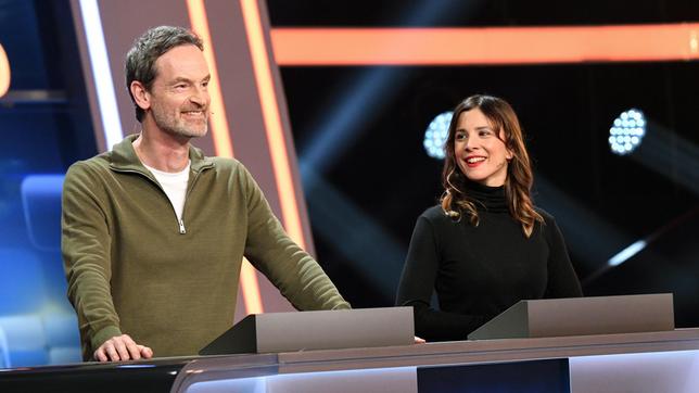 Die Kandidat:innen des Teams "Kamera": Der Schauspieler Jörg Hartmann und die Schauspielerin Aylin Tezel.