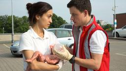 Eine Sturzgeburt mitten auf dem Parkplatz eines Baumarktes fordert die ungeteilte Aufmerksamkeit des Rettungsteams. Leonies (Acelya Sezer) Wehen haben auf dem Baumarkt begonnen. Nina (Sabrina Amali) und Paul (Paul Zichner) haben bei der Geburt geholfen.