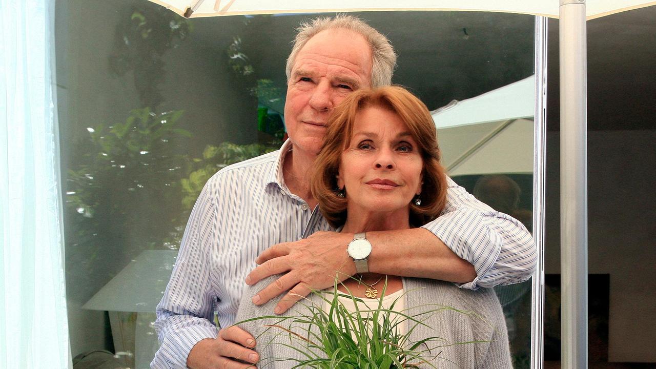 Endlich haben Bernhard (Friedrich von Thun) und Claire (Senta Berger) Zeit füreinander.