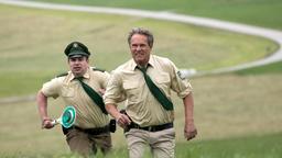 Explosion in einer privaten Schnapsbrennerei. Hubert (Christian Tramitz) und Riedl (Paul Sedlmeir) sprinten zum Einsatzort.