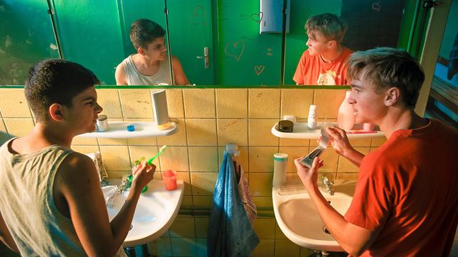 Bild: MDR/X Filme/X Verleih Gebißkleber statt Zahnpasta (Dennis Kharazmi, Luis Vorbach)