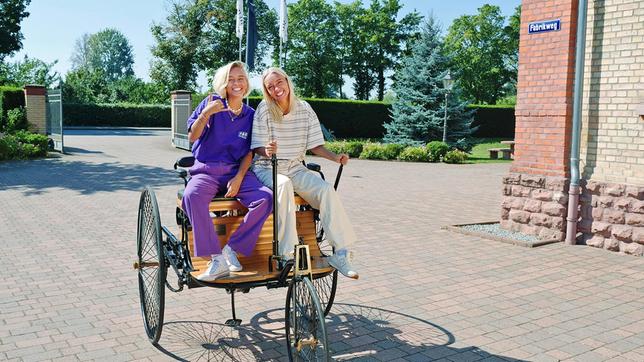 Heute ist das aus Auto aus dem Alltag kaum wegzudenken. Doch wie sehen dessen Anfänge aus? Lisa und Lena begeben sich auf Spuren von Bertha Benz und wagen eine Überlandfahrt mit dem ersten Auto.