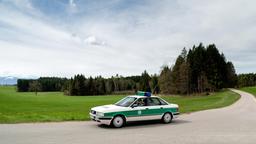 Hubert (Christian Tramitz) und Girwidz (Michael Brandner) sind mit dem Streifenwagen unterwegs.