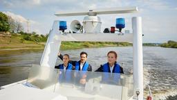 Jana (Barbara Prakopenka), Moritz (Ferdi Özten) und Maike (Carina Wiese) sind mit dem Schnellboot unterwegs.