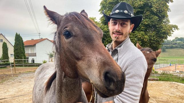 Jason mit der einjährigen „Pearl“ – einem jungen Quarter Horse.