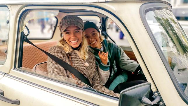 Mit dem Trabi durch Berlin! Lisa und Lena testen das Kultauto aus der DDR und begeben sich auf Spurensuche in eine Zeit, als Deutschland noch zweigeteilt war.