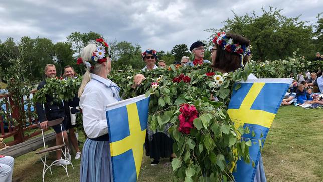 Mittsommer - ein Traditionsfest und in Schweden wichtiger als Weihnachten. Hier wird im Schlosspark von Läckö gefeiert.