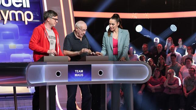 Moderatorin Esther Sedlaczek mit den Kandidaten des Teams "Die Sendung mit der Maus": Moderator Ralph Caspers und Autor Armin Maiwald.