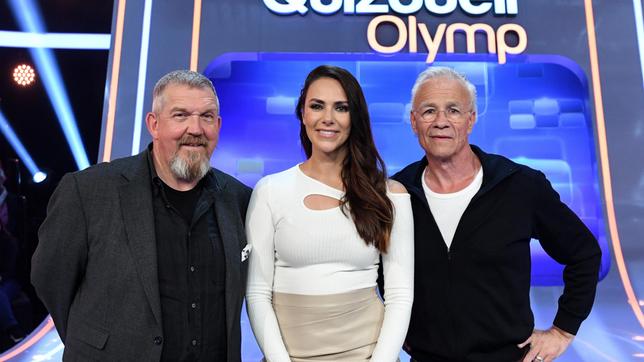 Moderatorin Esther Sedlaczek mit den Kandidaten des Teams "Schauspieler": Dietmar Bär und Klaus J. Behrendt, beide Schauspieler.