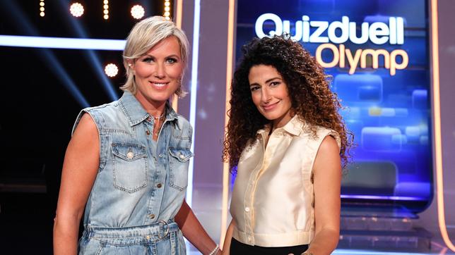 Moderatorin Esther Sedlaczek mit den Kandidatinnen des Teams "Brisant": Camilla Senjo und Marwa Eldessouky.