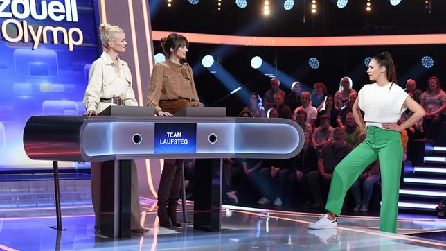 Moderatorin Esther Sedlaczek mit den Kandidatinnen des Teams "Laufsteg": Franziska Knuppe und Eva Padberg, beide Models.