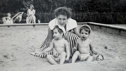 Mutter und Kind immer wie aus dem Ei gepellt - ein Ideal der 50er Jahre.