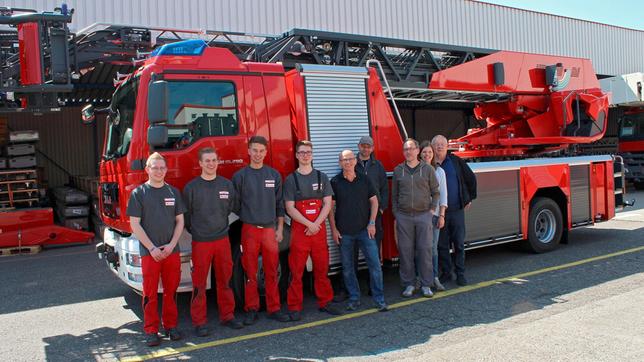 Nicht nur außen, sondern auch innen müssen alle Kabel und Leitungen im Feuerwehrauto am richtigen Platz sein: Darum kümmern sich das „Team Innenausbau“.