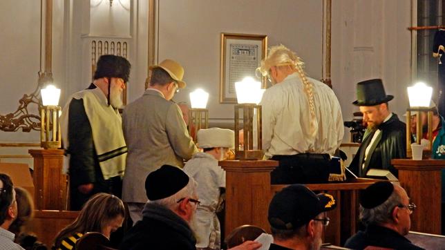 Nicht nur die Kinder kommen zum Purim-Fest verkleidet in die Synagoge.