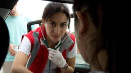 Nina (Sabrina Amali) checkt die hochschwangere Leonie (Acelya Sezer) auf dem Parkplatz eines Baumarkts.