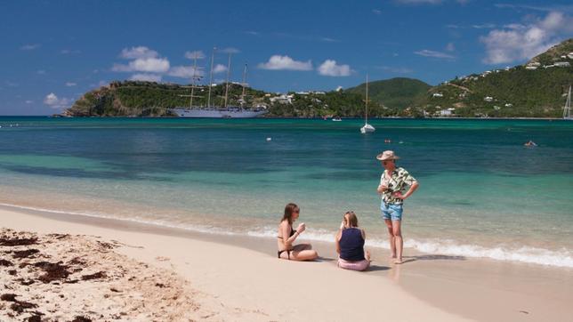 Pauline Nommensen, Christiane und Joachim Brüntjen am Strand von Antigua. 