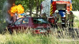 Sandra ist gegen einen Baum gefahren. Die Feuerwehr, sowie Nina (Sabrina Amali) und Paul (Paul Zirchner) erreichen den Unfallort.