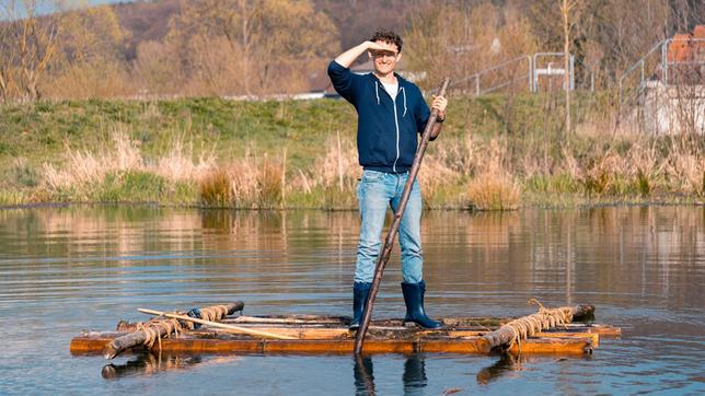 Schwimmt und ist stabil! Der Nachbau eines Steinzeit-Floßes wird nur von einem Seil zusammengehalten. Nägel gab es noch nicht. 