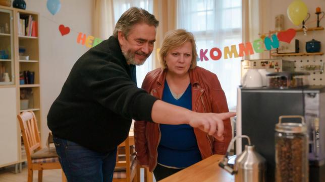 Bild: rbb/ARD/X Filme Creative Pool GmbH/Stefan Erhard "Tina mobil" erzählt von den täglichen Problemen und Sorgen einer dreifachen Mutter in Pankow. Der Kampf ums Überleben, das mangelnde Geld - aber Tinas Maxime ist: Man kann alles schaffen, was man will. Und wenn man es nicht schafft, hat man es eben nicht genug gewollt. - Tina (Gabriela Maria Schmeide) ist zurück, Harry (Alexander Hörbe) präsentiert ihr ganz stolz sein Geschenk für sie: eine neue Kaffeemaschine.