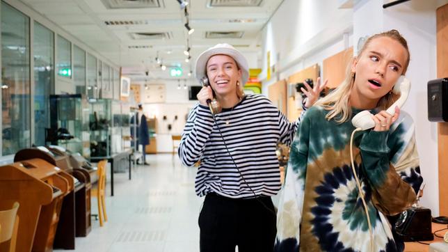 Wie soll man an so frei sprechen? Lena und Lisa werden im Telefonmuseum in Bochum an der kurzen Leitung gehalten. Was die Entwicklung der Telekommunikation noch so alles durchmachte, zeigt ihre Zeitreise.