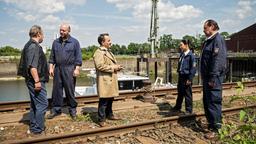 Willem Dekker (Joan Pascu) und Fred Kucholsky (Maxwell Richter), wurden als Zeugen von Carsten Heinrich (Stefko Hanushevsky) befragt. Er übergibt den "Tatort" an Arda Turan (Yasemin Cetinkaya) und Gerhard Jäger (Markus John), da er den Tod von Stefan Buhl als Arbeitsunfall mit Todesfolge identifiziert hat.