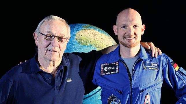 Zusammen mit Alexander Gerst (r) erklärt Armin Maiwald das Zusammenspiel der Planeten.