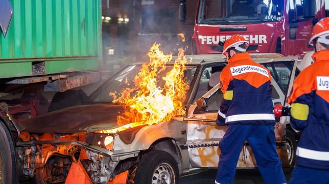 Zwölf Jugendteams der Rettungsverbände THW, Bergwacht, DLRG und Feuerwehr treten in der neuen SWR Doku-Challenge gegeneinander an und kämpfen um den Titel Bestes Jugendretter-Team Deutschlands. Moderiert wird der Wettbewerb von Johannes Zenglein, der im Ersten auch den Tigerenten Club präsentiert. Ausstrahlung der vier Das Team der Jugendfeuerwehr in Buchholz öffnet die Motorhaube eines  brennenden Autos.