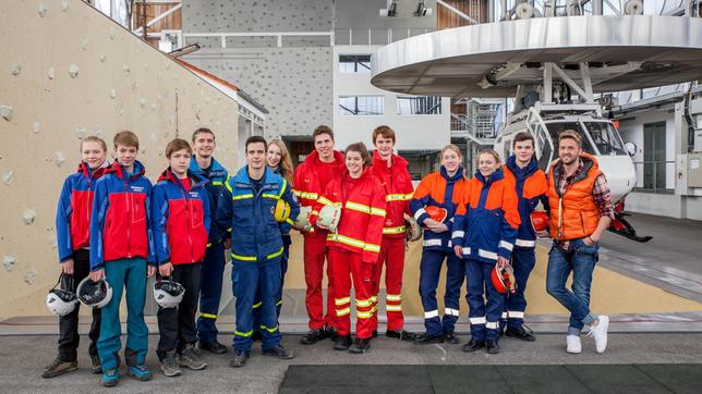 Zwölf Jugendteams der Rettungsverbände THW, Bergwacht, DLRG und Feuerwehr treten in der neuen SWR Doku-Challenge gegeneinander an und kämpfen um den Titel Bestes Jugendretter-Team Deutschlands. Moderiert wird der Wettbewerb von Johannes Zenglein, der im Ersten auch den Tigerenten Club präsentiert.