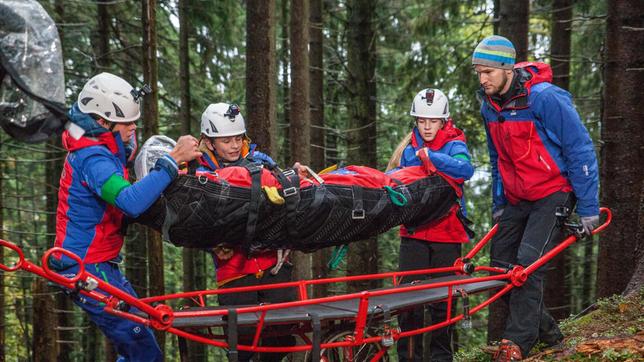 Zwölf Jugendteams der Rettungsverbände THW, Bergwacht, DLRG und Feuerwehr treten in der neuen SWR Doku-Challenge gegeneinander an und kämpfen um den Titel Bestes Jugendretter-Team Deutschlands. Moderiert wird der Wettbewerb von Johannes Zenglein, der im Ersten auch den Tigerenten Club präsentiert.