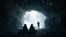 Lucia, Alma und Valentina in einer Höhle am Muttstein.