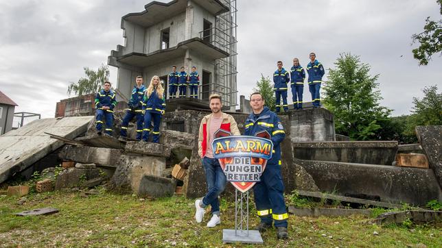 Zwölf Jugendteams der Rettungsverbände THW, Bergwacht, DLRG und Feuerwehr treten in der neuen SWR Doku-Challenge gegeneinander an und kämpfen um den Titel Bestes Jugendretter-Team Deutschlands. Moderiert wird der Wettbewerb von Johannes Zenglein, der im Ersten auch den Tigerenten Club präsentiert. Ausstrahlung der vier Moderator Johannes Zenglein, Ausbilder Markus Tröster und die Teams der THW-Jugend in der THW-Bundesschule in Neuhausen.