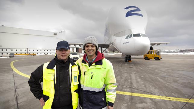 Checker Can Der Transport-Check:  Checker Can vor einer Beluga mit Lademeister Stefan Fink