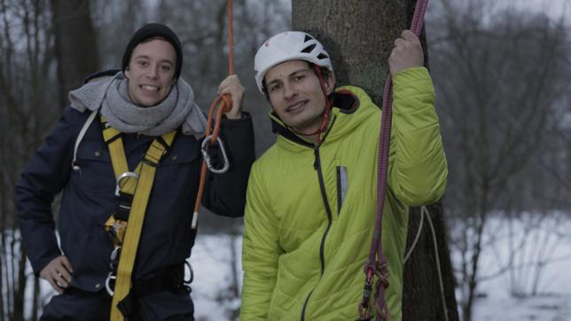 CheXperiment: Klettern wie ein Affe?! Checker Tobi und Baumkletterer Fabian Weber.