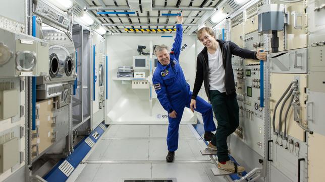 Checker Tobi Der Raumfahrt-Check Tobi und Raumfahrer Reinhold Ewald im Forschungsmodul der ISS in Köln