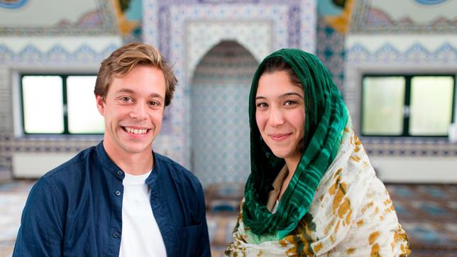 Bild: BR/megaherz gmbh Checker Tobi mit Merve Usta in einer Moschee in Wülfrath