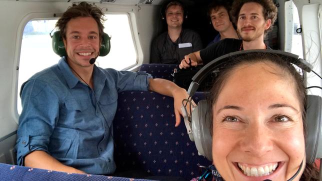 Checker Tobi (links) mit Vulkanforscherin Ulla, Regisseur Martin (hinten links), Kameramann Johannes und Tonmann Peter in einer kleinen Chessna auf dem Weg von Port Vila nach Tanna, Vanuatu.