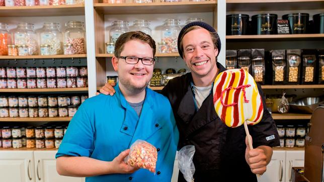 Für Bonbons braucht man sehr viel Zucker: Tobi (rechts) und Bonbonkoch Marius kochen gemeinsam Tobis Lieblingsbonbons und einen riesigen Lolli.