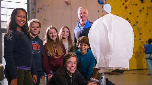 Checker Tobi und seine Helfer mit einem selbstgebastelten Heißluftballon.