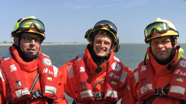 Seenotretter Jörg und Miachel mit Checker Julian